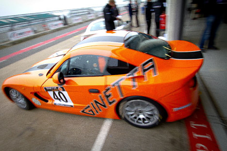 Promotor Tommy Schröter tester Ginetta G40 på Silverstone.
